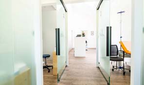 Modernes Behandlungszimmer in Arztpraxis